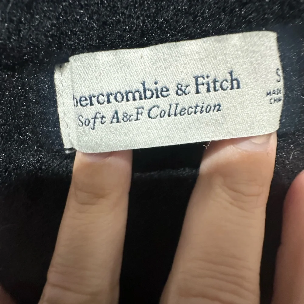 Abercrombie and Fitch Soft and Cozy Oversized Black Crewneck Sweater Size Small - Picture 4 of 4
